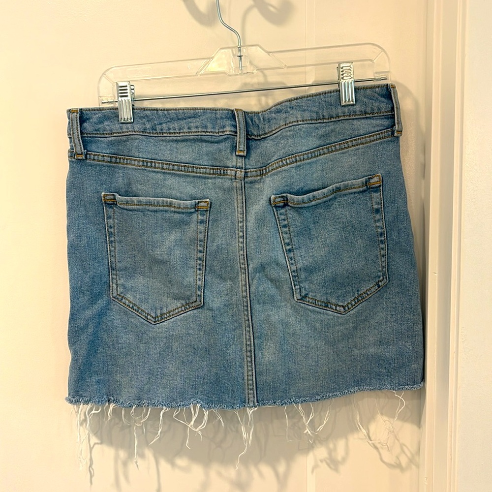 Forever 21 Distressed Denim Mini Skirt | Size 30 | Y2K Summer (NWOT) - Picture 3 of 5
